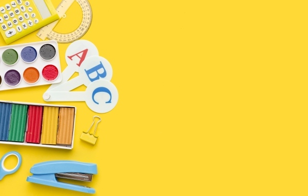 Школьный набор первоклассника на желтом фоне