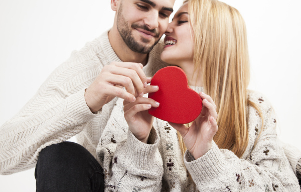 Красивая влюбленная пара с сердцем в руке