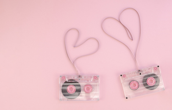 Сердечки из кассетной ленты на розовом фоне