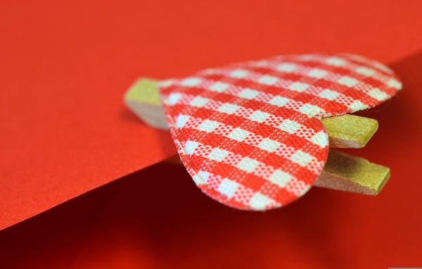 Прищепка с сердечком на красном конверте