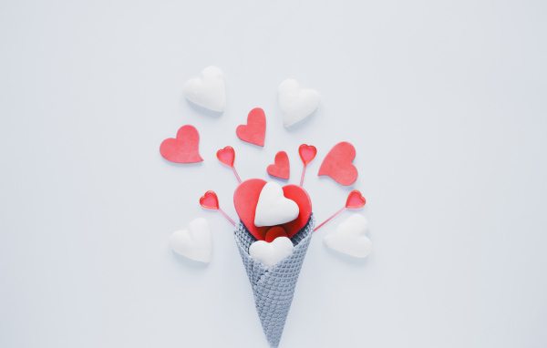 Рожок с сердечками на сером фоне