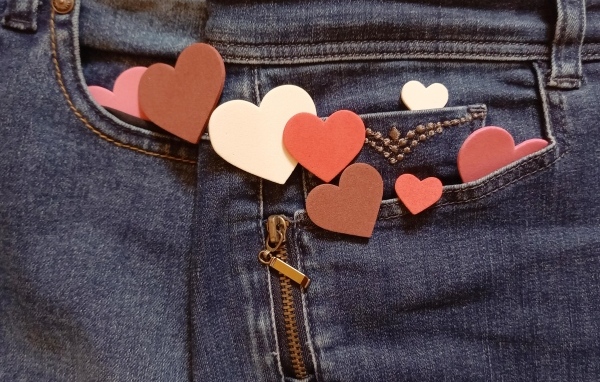 Маленькие красные сердечки в карманах джинсов
