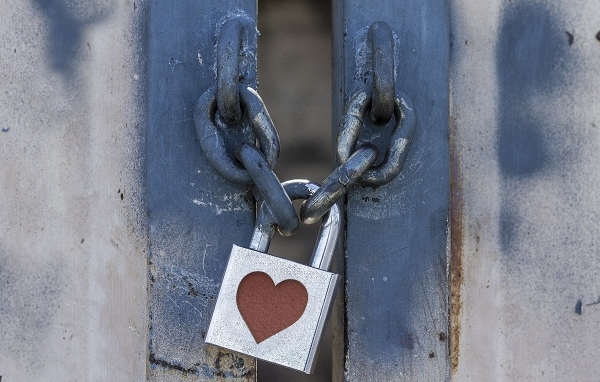 Замок с красным сердцем на цепи