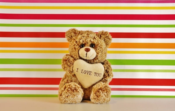 Плюшевый милый медвежонок с сердечком