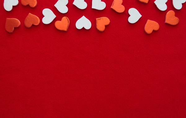 Красный фон для шаблона с маленькими сердечками