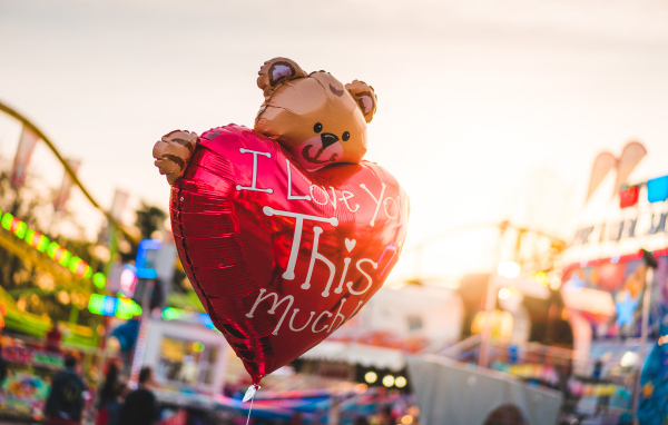 Воздушный шарик плюшевый мишка с сердцем для любимой