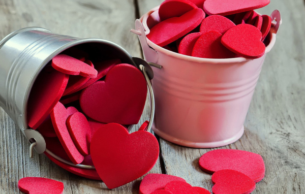 Два маленьких ведра с красными сердечками