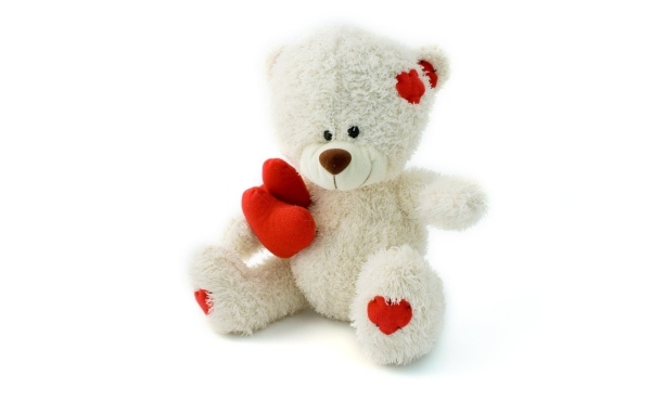 Белый плюшевый мишка с красным сердцем