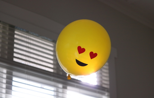 Желтый воздушный шарик с глазами в форме сердца