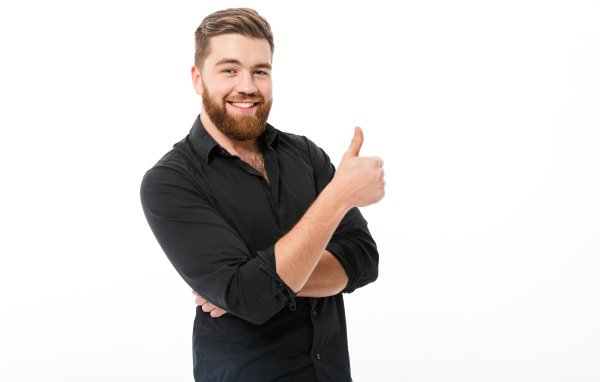 Улыбающийся мужчина с бородой показывает класс