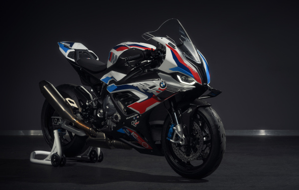 Большой спортивный мотоцикл bmw