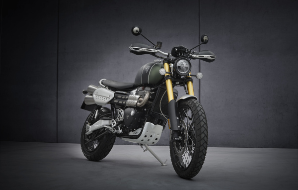 Мотоцикл Triumph Scrambler 1200 XC на сером фоне