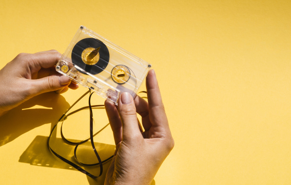 Старую кассету наматывают карандашом