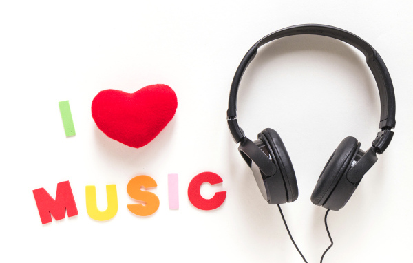 Черные наушники с надписью я люблю музыку