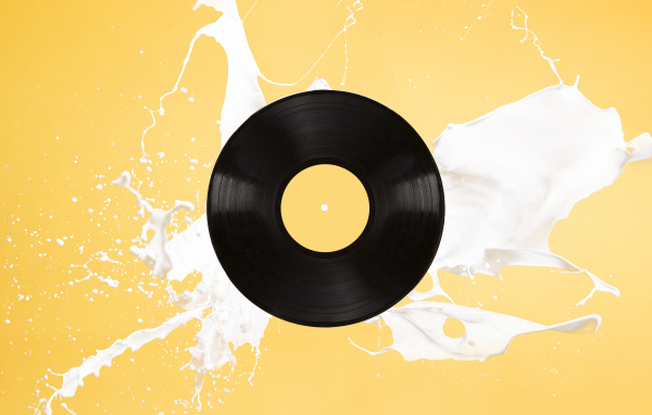 Черная пластинка с белой краской на желтом фоне