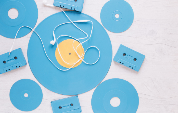 Голубые пластинки и кассеты на белом фоне