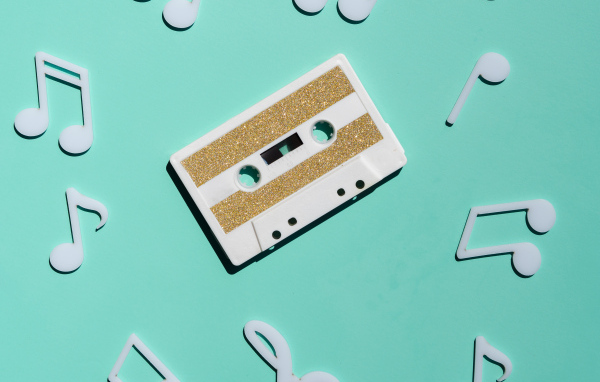 Кассета с белыми нотами на голубом фоне