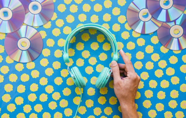 Наушники и диски на цветочном фоне