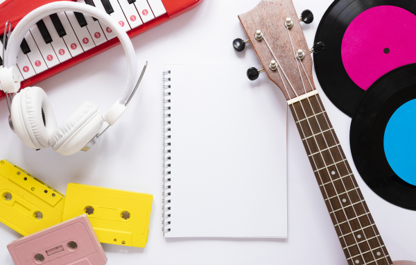 Музыкальные инструменты с наушниками, кассетами и пластинками