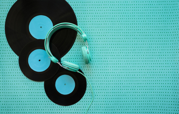 Пластинки и наушники на голубом фоне