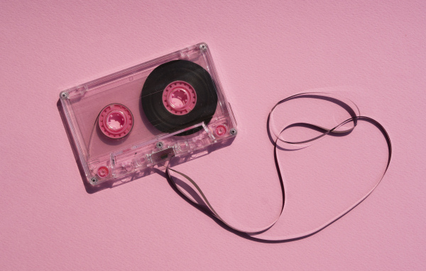 Магнитофонная кассета на розовом фоне