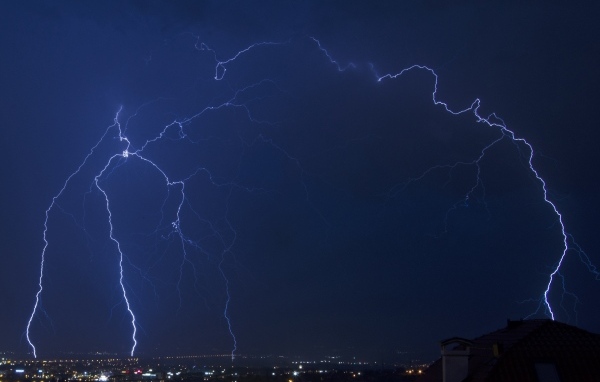 Молния в небе во время грозы над городом
