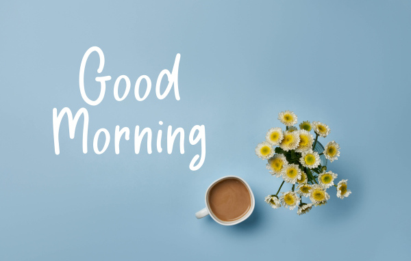 Букет цветов и кофе с пожеланием доброго утра на сером фоне