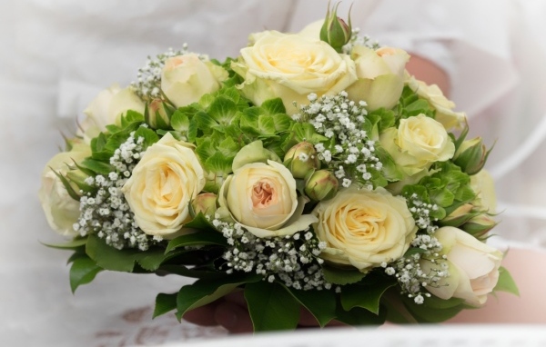 Букет невесты с цветами розы, гортензии и гипсофилы