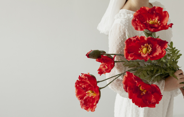 Красные маки в руках у девушки