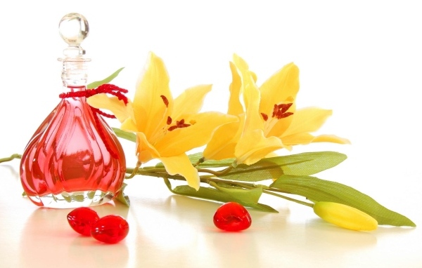 Желтые лилии на белом фоне с духами