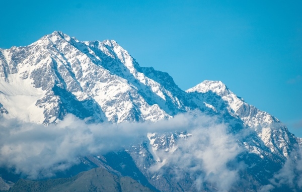 Высокие покрытые снегом горы на фоне голубого неба