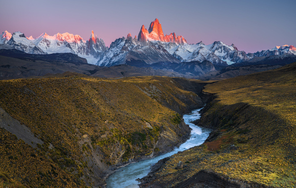 Река на фоне гор в лучах солнца на рассвете