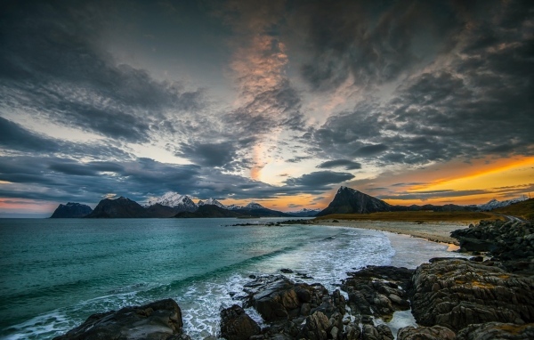 Черные облака над водой океана
