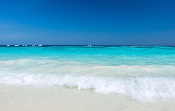 Бирюзовый океан с белыми волнами