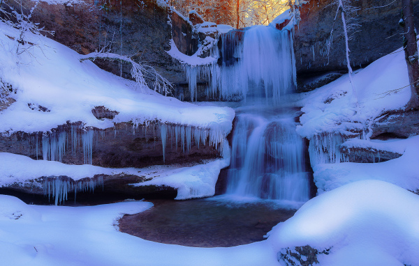 Заледеневший водопад на скале зимой