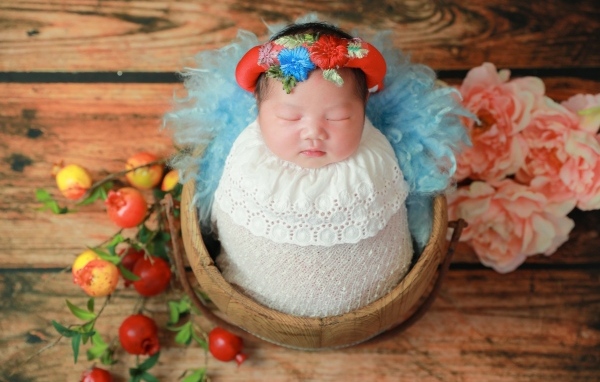 Маленький ребенок завернут в белое покрывало