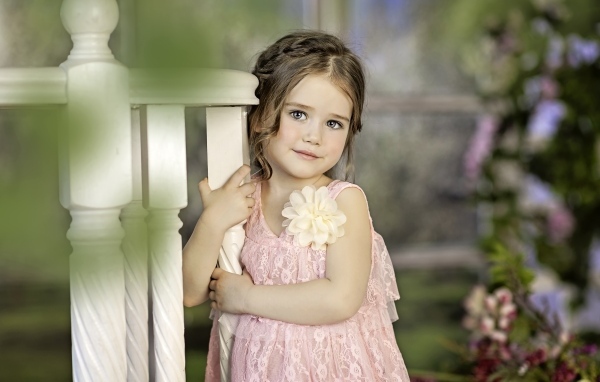 Милая маленькая девочка в розовом платье