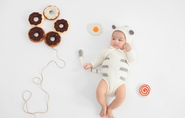Маленький ребенок с игрушками в форме пончика