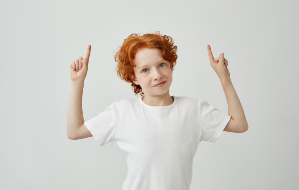 Рыжеволосый мальчик в белой футболке