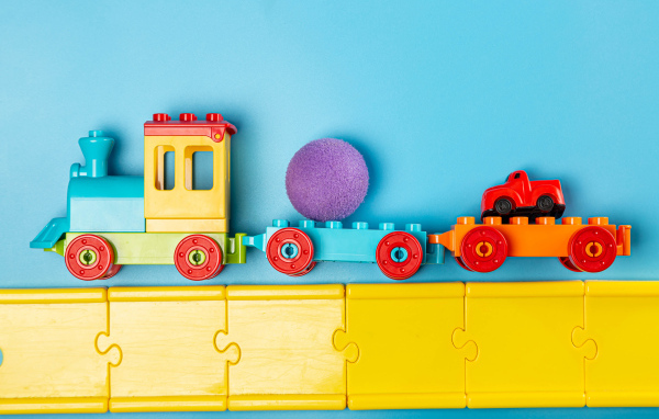 Игрушечный поезд на голубом фоне