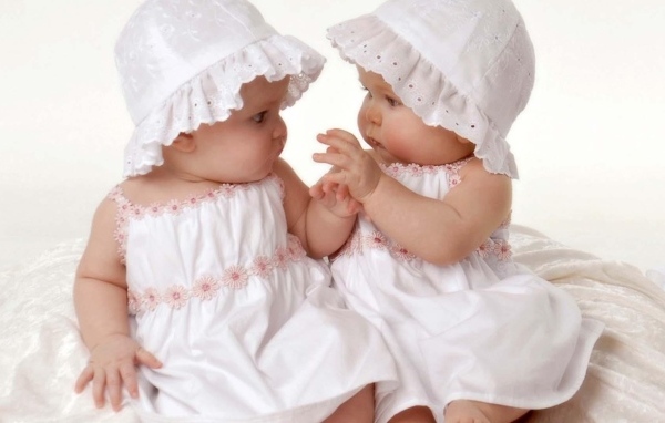 Две маленькие девочки в белых нарядах