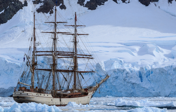 Большое парусное судно в заледеневшем озере