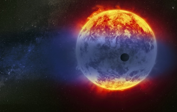 Маленькая планета на фоне солнца