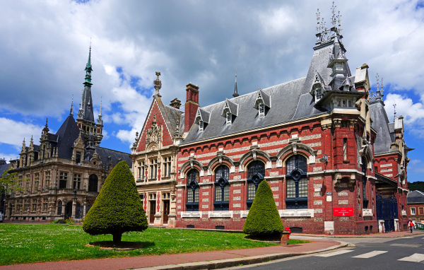 Газон у старинного здания, Франция