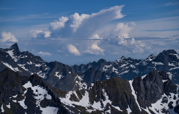 Белые облака над черными горами, Норвегия