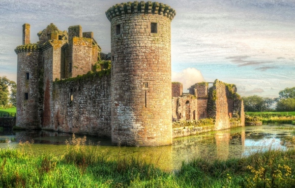 Старинный замок у пруда, Шотландия