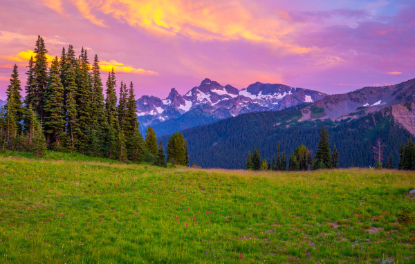 Красный закат в горах, США