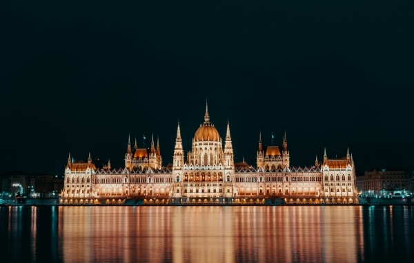 Здание Венгерского парламента ночью