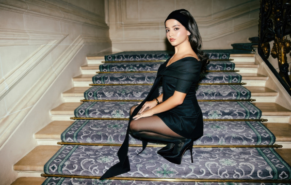 Актриса Изабела Мерсед в черном платье на ступенях