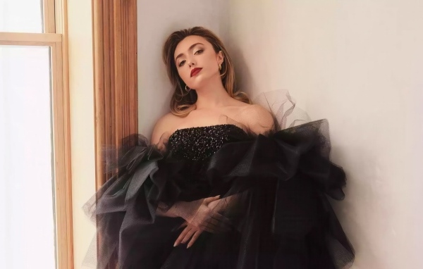 Актриса Пейтон Рой Лист в черном платье стоит у стены